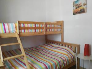 1 dormitorio con litera, escalera y cama en Casa fama, en Murcia