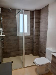 baño con ducha, aseo y ventana en Casa fama, en Murcia