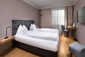 Postel nebo postele na pokoji v ubytování Hotel Goldene Sonne