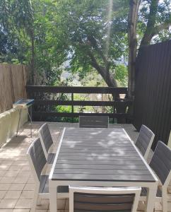 una mesa de madera y sillas en un patio en אחת ויחידה - One & Only en Ma'alot Tarshiha