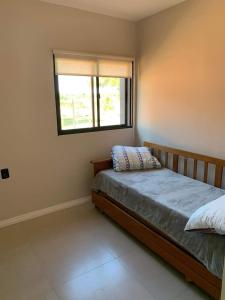 1 dormitorio con cama y ventana en Casa de los lagos en Rivera