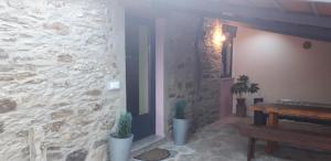 Habitación con pared de piedra y 2 macetas. en Casa Imperatriz, en Vilar de Ledra 6 fotos más