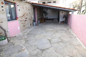eine Terrasse außerhalb eines Hauses mit einer Bank in der Unterkunft Casa Imperatriz in Vilar de Ledra