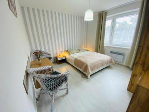 1 dormitorio con 1 cama, 1 mesa y 1 silla en Villa Horyzont, en Międzywodzie
