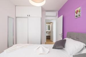Postel nebo postele na pokoji v ubytování Apartment Alegria in Okrug with heated Pool, Sea view, Jacuzzi, Wifi