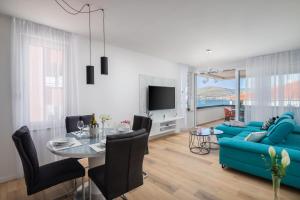 TV a/nebo společenská místnost v ubytování Apartment Alegria in Okrug with heated Pool, Sea view, Jacuzzi, Wifi