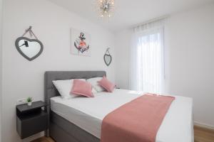 Postel nebo postele na pokoji v ubytování Apartment Alegria in Okrug with heated Pool, Sea view, Jacuzzi, Wifi