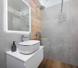 Koupelna v ubytování Apartment Alegria in Okrug with heated Pool, Sea view, Jacuzzi, Wifi