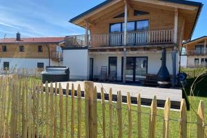 una valla de madera frente a una casa en Chalet Charivari Inzell, Inzell, en Inzell