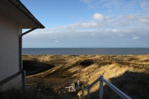 uma vista para o oceano a partir de uma casa em Strandhafer em Hörnum