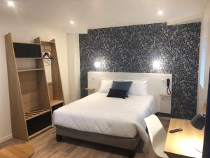 En eller flere senge i et værelse på Mayrena Hotel Restaurant - Destination Le Tréport Mers