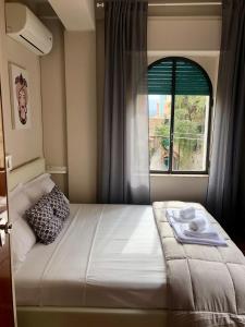 1 dormitorio con 1 cama grande y ventana en Taormina Center Private Apartments By Fragranza Di Sicilia, en Taormina
