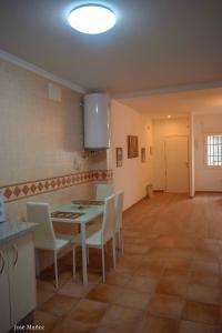 een keuken en eetkamer met een tafel en stoelen bij 2 bedrooms appartement with wifi at Penaflor in Peñaflor