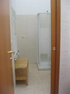 ラ・スペツィアにあるLa casa di Marisaのバスルーム(シャワー、木製テーブル付)