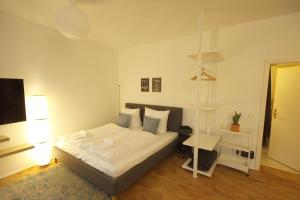 a bedroom with a large bed and a table at Nuvoom Workation, Highspeed Internet, zentral in der Dresdner Innenstadt in Dresden
