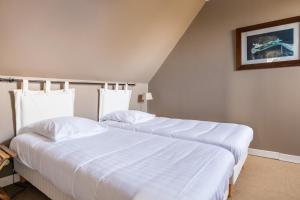 twee bedden naast elkaar in een slaapkamer bij Gîte La Cormorandière in Cancale