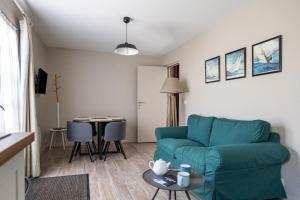 un salon avec un canapé et une table dans l'établissement Gîte Taumain, à Cancale