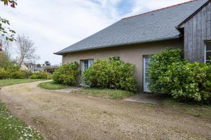 une maison avec un chemin de terre devant elle dans l'établissement Gîte Taumain, à Cancale