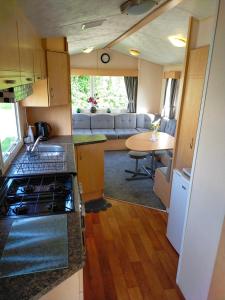 uma cozinha e sala de estar de uma caravana em Lily Jo caravan Skipsea Sands at Parkdean Resort em Skipsea