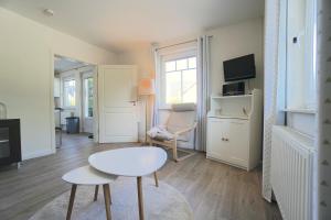 a living room with a table and a chair at Ferienwohnung Schleistübchen in Fahrdorf