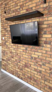 Televízia a/alebo spoločenská miestnosť v ubytovaní Apartament Dziewiątka