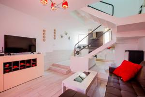 ein Wohnzimmer mit einer Treppe und einem TV in der Unterkunft Bungalow Costa Adeje Cortijo 1-8 in Playa de las Americas