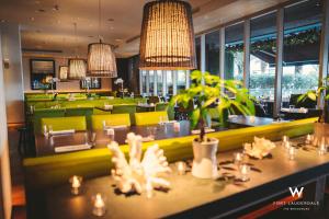 un restaurante con comedor con mesas y sillas en Stylish 1 BR at Fort Lauderdale, en Fort Lauderdale