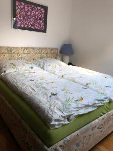 un letto con piumone in una camera da letto di Ferienwohnung Sophie mit Dachterrasse Essen a Essen