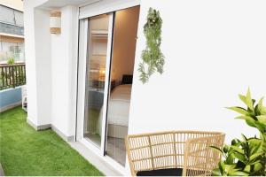 a balcony with a view of a bedroom at Ferrer in El Campello