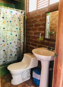 łazienka z toaletą i umywalką w obiekcie Hospedaje Puntzán w Baños
