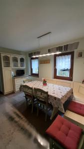 eine Küche mit einem Tisch und Stühlen im Zimmer in der Unterkunft Kalipè Dolomiti in Soffranco