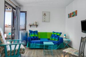 TV a/nebo společenská místnost v ubytování Rainbow Amadores