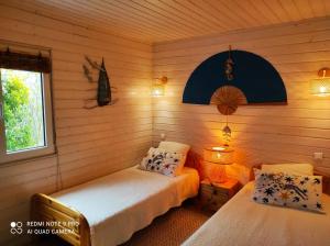 una camera con due letti e una finestra e una lampada di Côte d'Azur Gassin Villa Cottage l'Abris-Côtier a Gassin