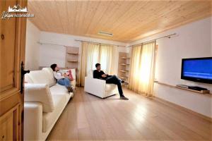 A television and/or entertainment centre at Appartamenti Green by Livigno Accomodation