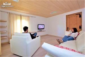 A television and/or entertainment centre at Appartamenti Green by Livigno Accomodation