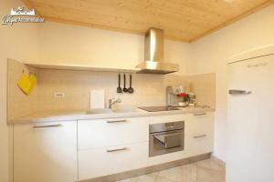A kitchen or kitchenette at Appartamenti Green by Livigno Accomodation