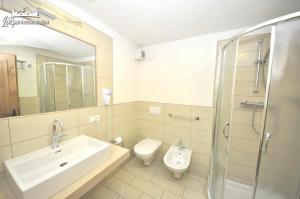 A bathroom at Appartamenti Green by Livigno Accomodation