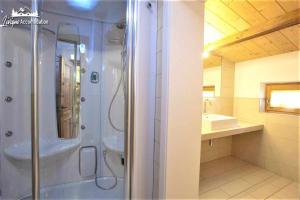 A bathroom at Appartamenti Green by Livigno Accomodation