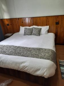 Postel nebo postele na pokoji v ubytování Kanari B&B