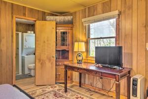 Photo de la galerie de l'établissement Peaceful Spruce Pine Cabin on 8 Acres with 2 Decks!, à Spruce Pine