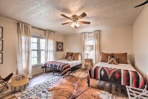 Katil atau katil-katil dalam bilik di Charming Retreat on 80-Acre Willow Rock Ranch!