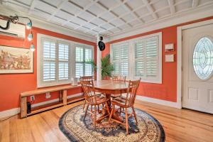 ein Esszimmer mit orangefarbenen Wänden sowie einem Tisch und Stühlen in der Unterkunft Cozy Wooded Retreat 2 Mi to Dtwn Brevard! in Brevard