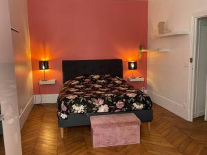 una camera con un letto e due luci sul muro di The Avenue Ternes Paris a Parigi