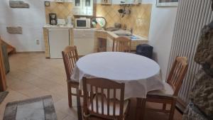 - une cuisine avec une table, des chaises et un évier dans l'établissement Ferienhaus am Grünen Stadtrand, à Dresde