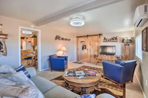 un soggiorno con un divano e un tavolo di Western-Style Phoenix Home 15 Mi to Lake Pleasant a Phoenix