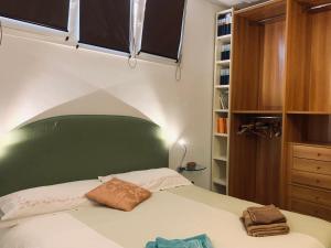 a bed with a green headboard in a room at Tramonto sul Mare in Framura