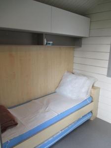 a small bed in a small room with at Camping Ramstein Plage in Baerenthal