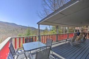 une terrasse avec une table et des chaises. dans l'établissement Scenic HighBearNation Lodge Near Hiking!, à Murphy