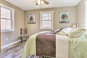Krevet ili kreveti u jedinici u okviru objekta Peaceful and Secluded Knoxville Retreat with Deck