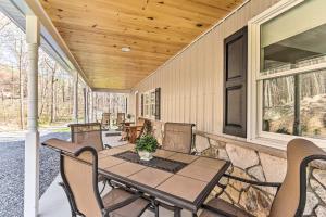 Снимка в галерията на Peaceful and Secluded Knoxville Retreat with Deck в Knoxville